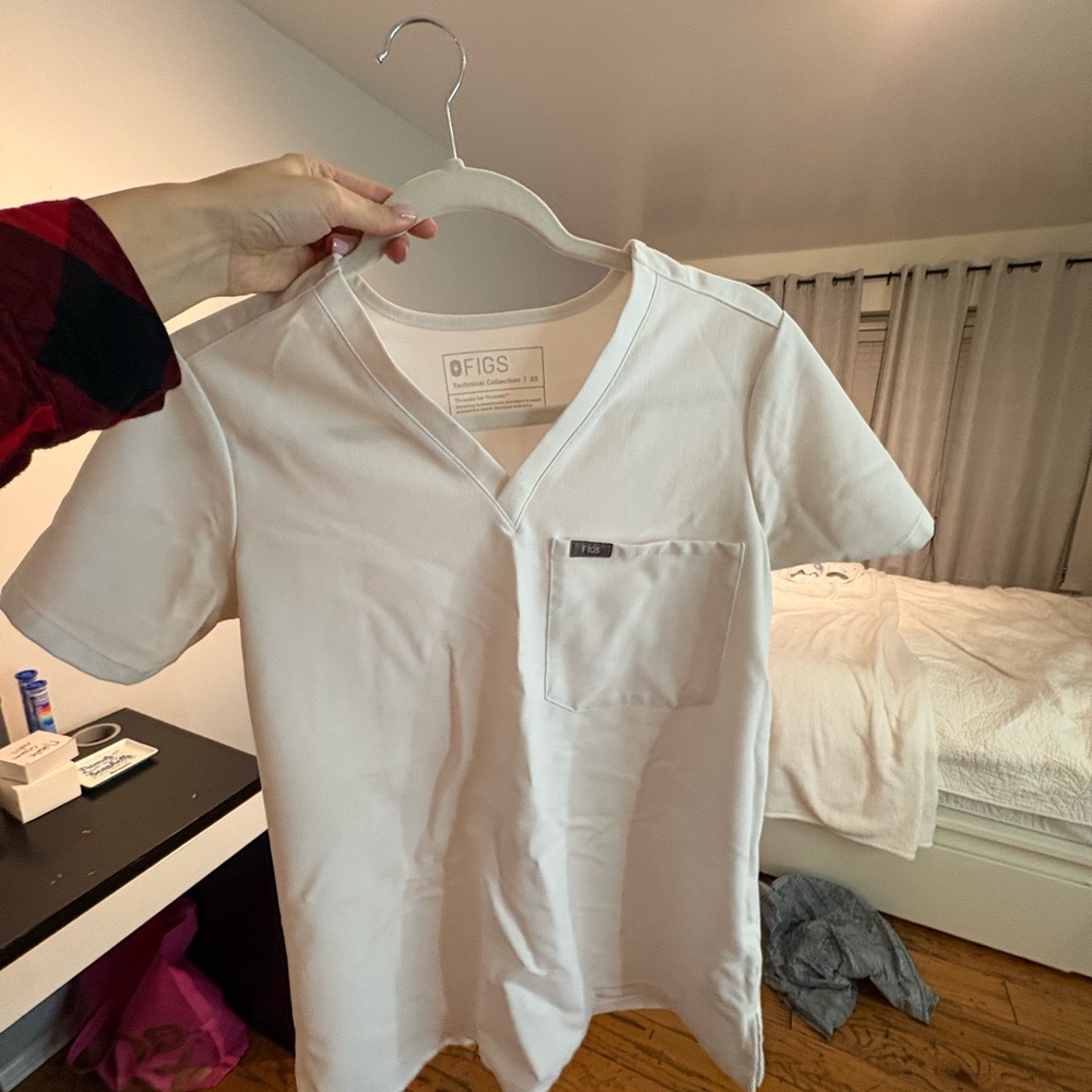 Figs Men's Classic White V-Neck Tee